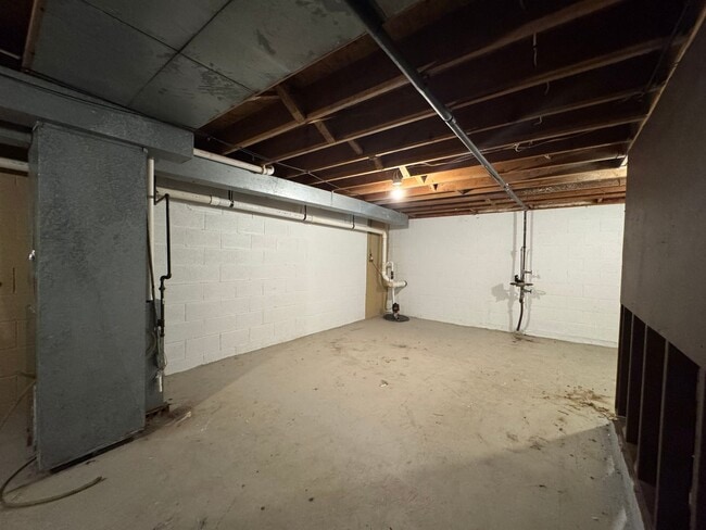 Building Photo - Your new Townhouse Awaits! 3 Bed / 1.5 Bat...