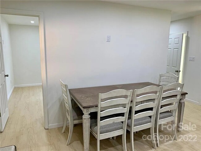 Apartment - dining area - 613 Brookwood Dr