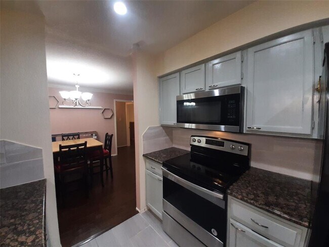 Building Photo - 9700 Leawood Blvd