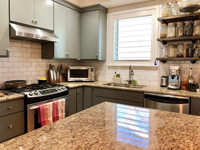 Building Photo - Stunning 3 bed, 3 bath in Holiday Neighborhood! Available July 5th!