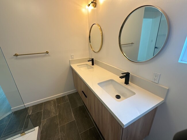 Building Photo - Spacious 3 Bed 3 Bathoom in Long Beach