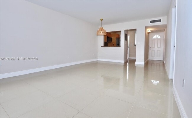 Building Photo - 2910 Point E Dr