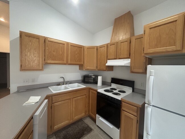 Building Photo - 15 Fairway Dr