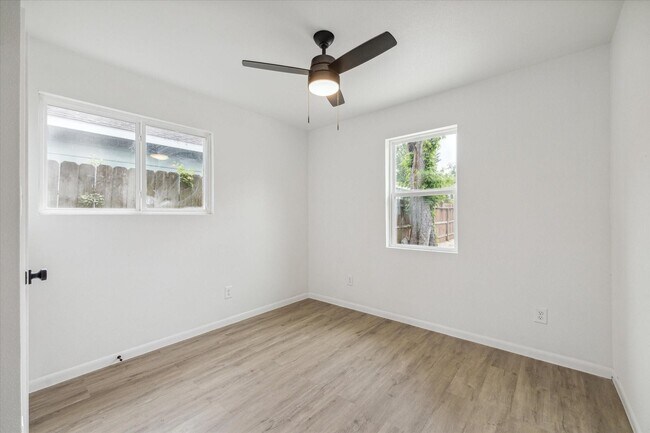 Building Photo - 306-40th 1/2 E 40th 1/2 St