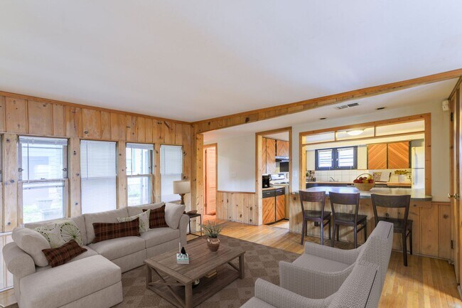 Building Photo - Adorable 2BR Carriage House Minutes from Downtown Mpls!