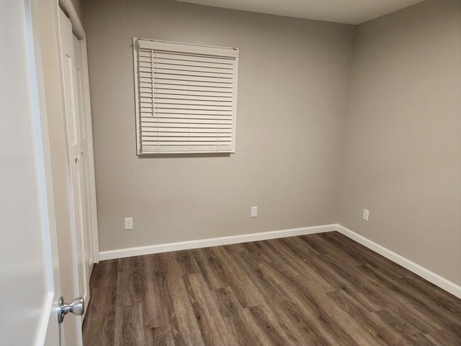 Building Photo - Beautiful 4 bedroom 2 bathroom home with g...