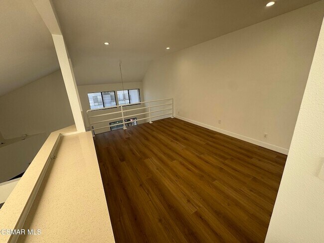 Building Photo - 13331 Moorpark St