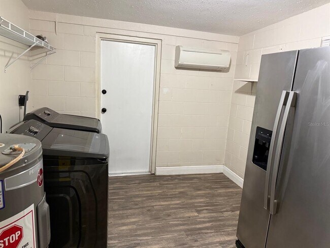 Building Photo - 14 Lamplight Ln