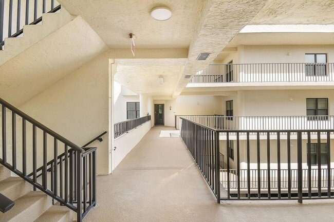 Building Photo - 221 NE Plantation Rd