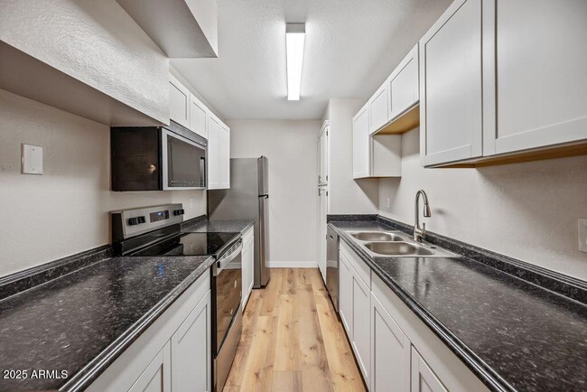 Building Photo - 5911 W Golden Ln