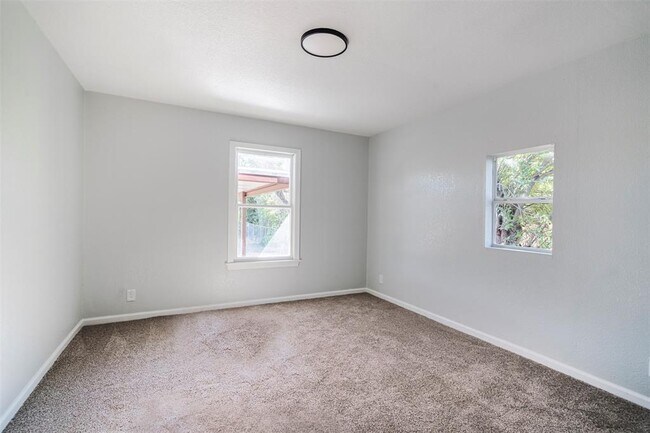 Building Photo - 1819 Pecan St