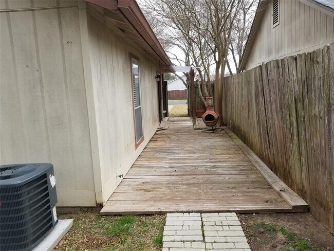 Building Photo - 740 Simonetti Dr