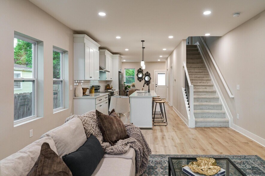 Building Photo - 2587 Dayton Ave