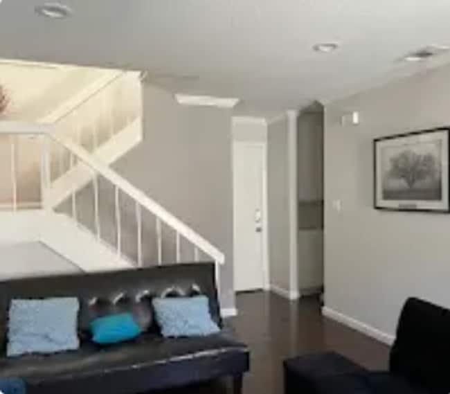 Building Photo - BEAUTIFUL TOWNHOUSE WITH 2 CAR GARAGE