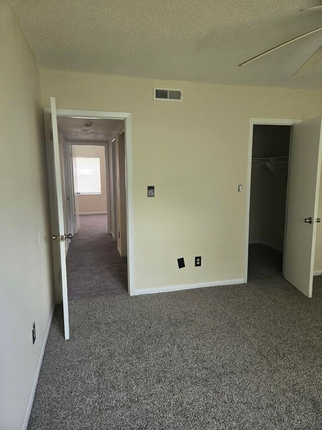 Building Photo - 2bedrooms 1.5 baths Townhome Available Now