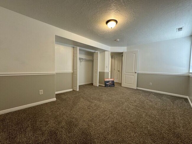 Building Photo - 5 bdrm 3 bth Home 2 Car Garage- Solar Pane...