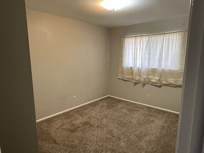 Building Photo - Three Bedroom Home minutes from UNR