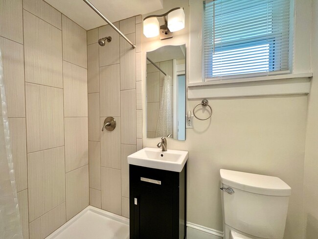Building Photo - Charming 2 Bedroom Home - All utilities in...