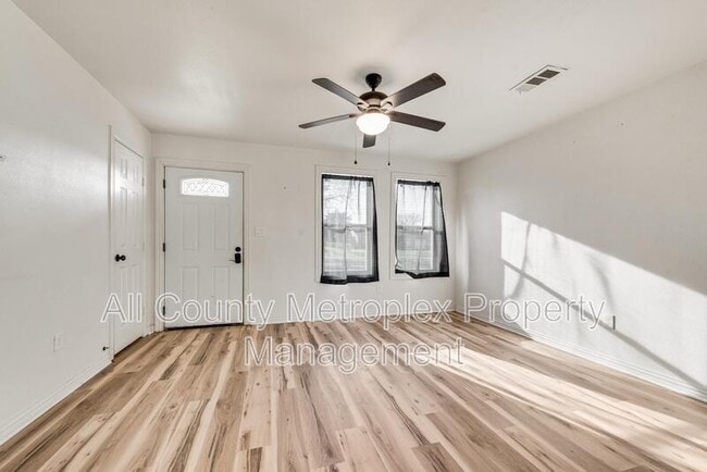 Building Photo - 1303 S Medora St