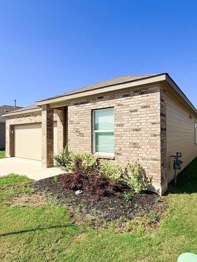 Building Photo - Charming 3-Bedroom Sanctuary with 2 Full Baths Near Lackland Air Force Base – 1469 Sq Ft of Comfo...