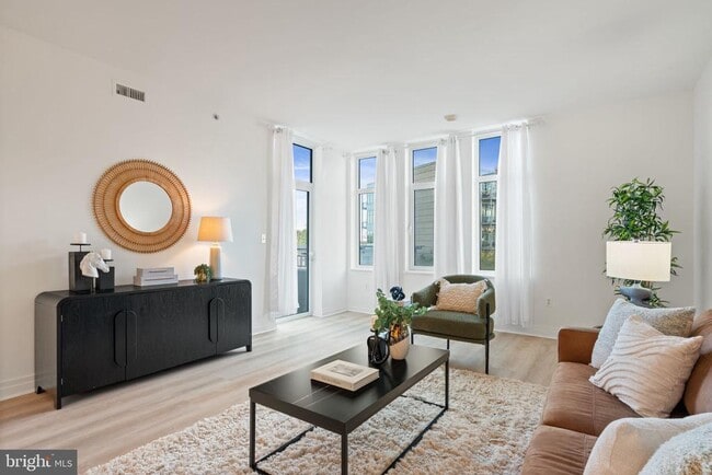 Building Photo - 8220 Crestwood Heights Dr