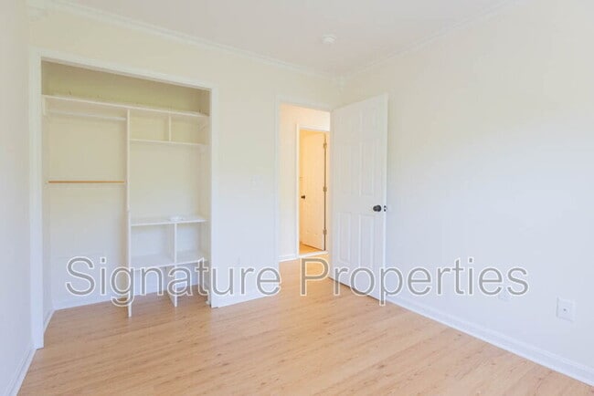 Building Photo - 405 Lakeview Ct