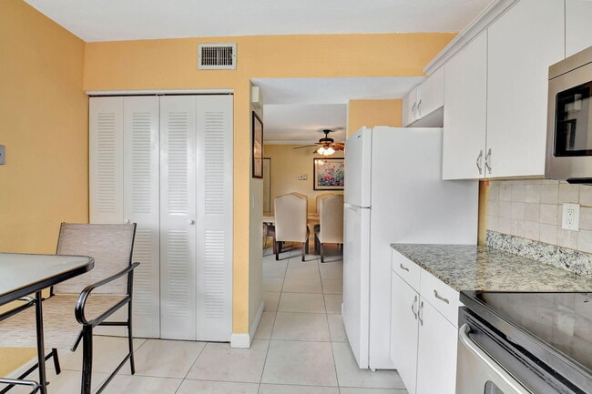 Building Photo - 5715 Fairway Park Dr