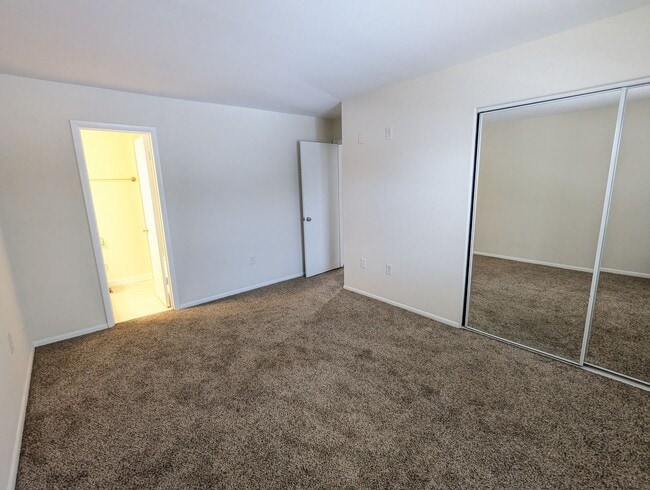 Building Photo - *END UNIT* town home in established Crestwood Neighborhood ready for you mid March!