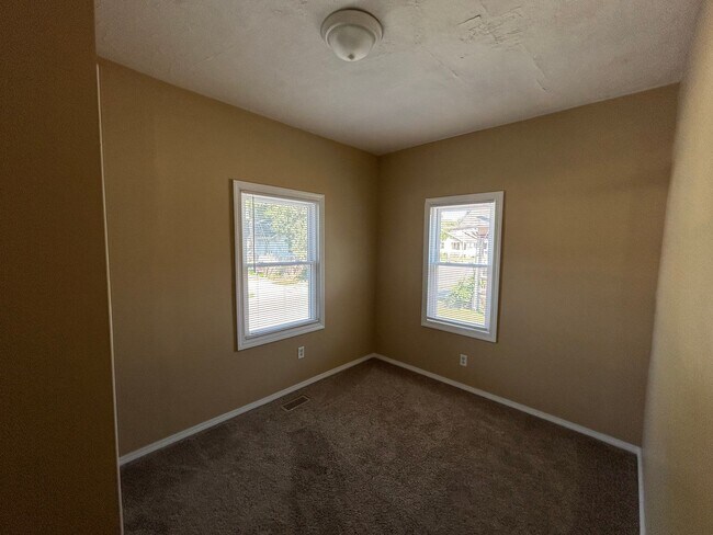 Building Photo - 3 bed / 1 bath home near 27th and Randolph.