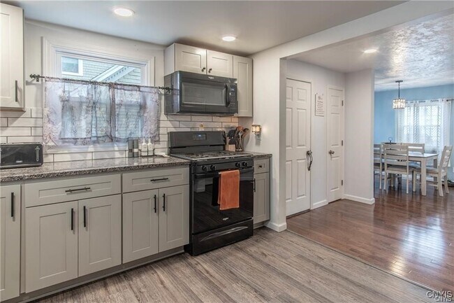 Building Photo - 215 Francis St