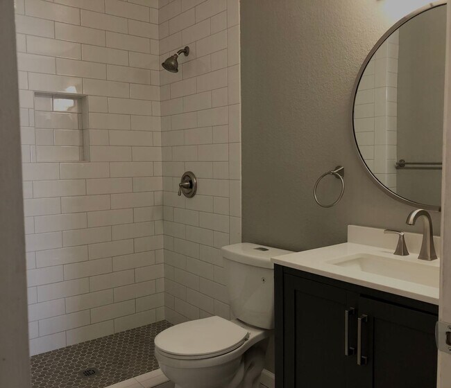 Building Photo - Dual master condo located in University Heights