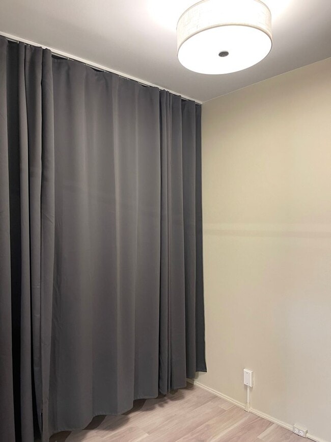 Building Photo - Spacious First Hill condo in the historic ...
