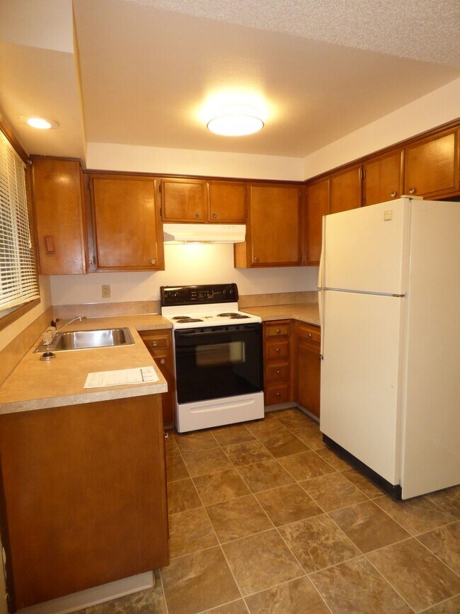 Building Photo - Rent Special: 1/2 Off June's Rent!! 2-bedroom Single Level Apartment