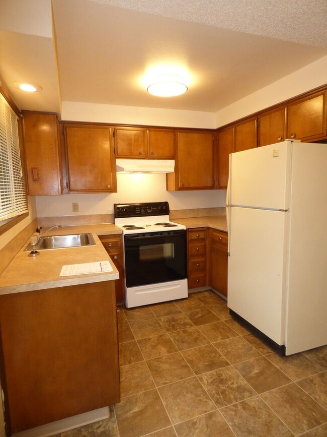 Building Photo - Rent Special: 1/2 Off May's Rent!! 2-bedroom Single Level Apartment