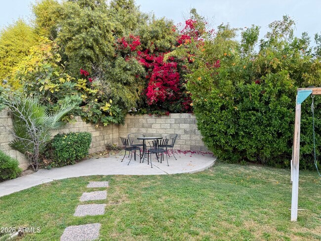 Building Photo - 852 W Nopal Ave