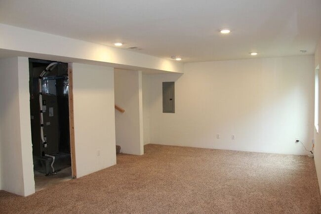 Building Photo - Beautiful Town Home!