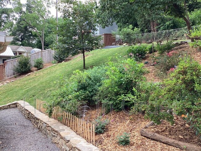 Building Photo - 23 Moore Ave