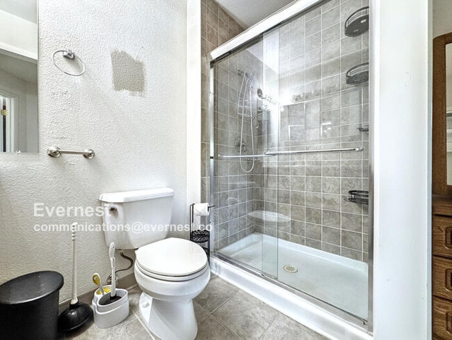 Building Photo - Lovely 3-Bedroom Townhome with Modern Comf...