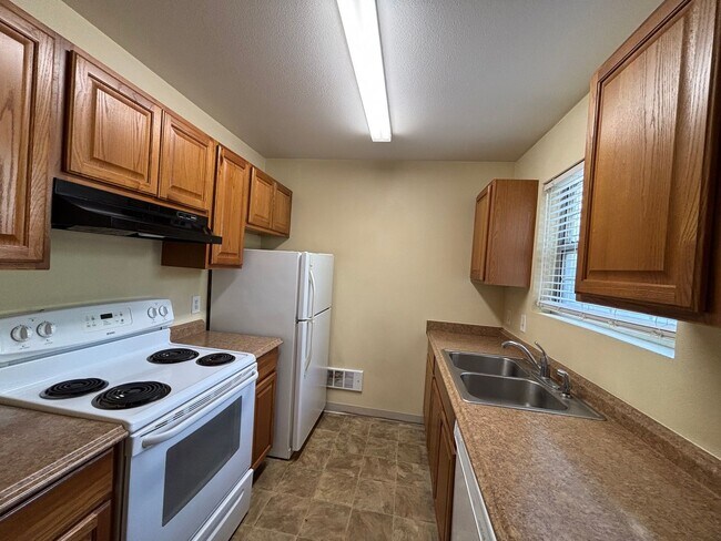 Building Photo - $200 Off First Month - Charming Ground-Level Apartment in the Heart of Fort Collins