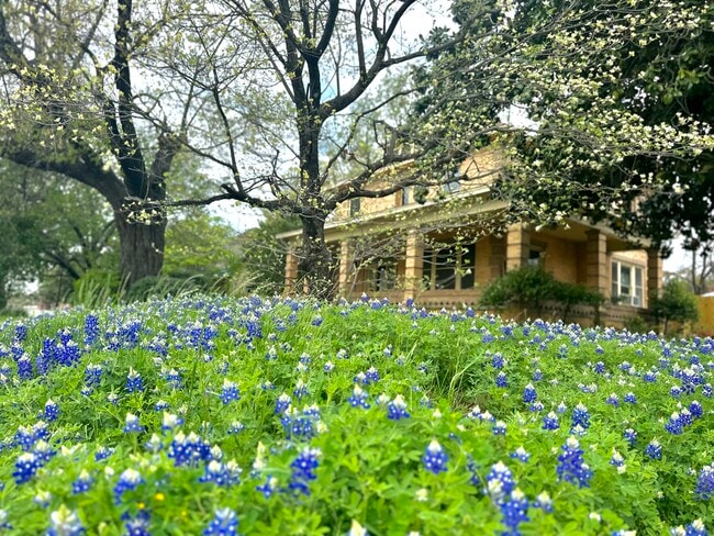 Building Photo - 406 W 1st St