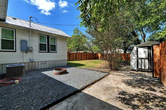Building Photo - 1102 Hackberry St