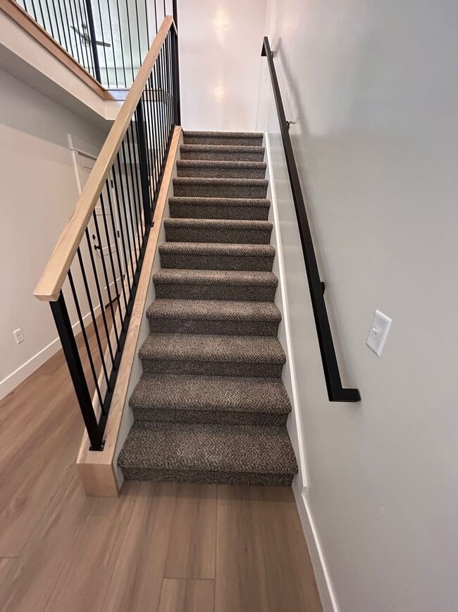 Building Photo - Freshly Updated Townhome with Walk-In Clos...