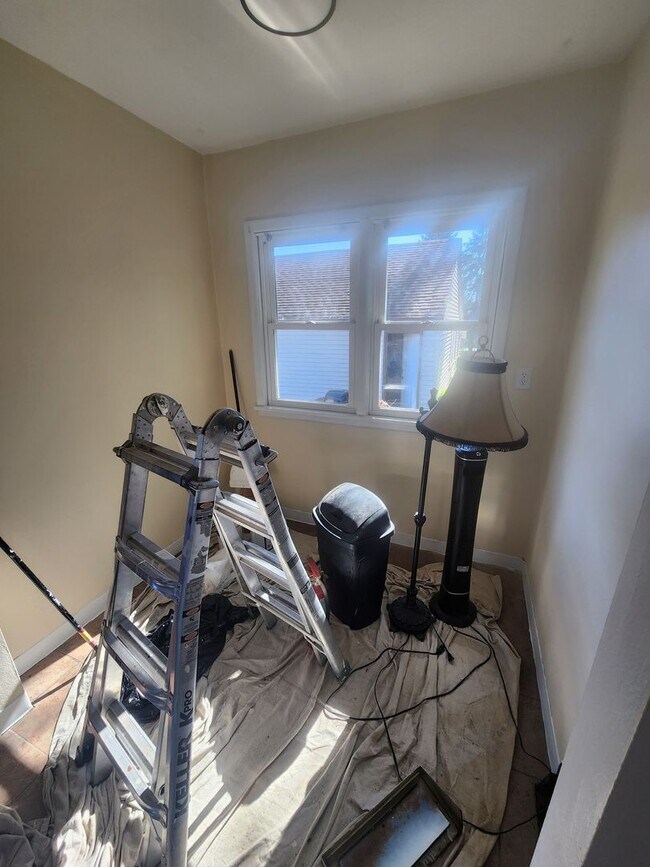 Building Photo - Charming 2bd Home in Roseville- Close to E...