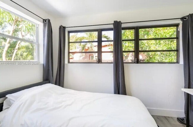 Building Photo - 1200 NW 18th Ct