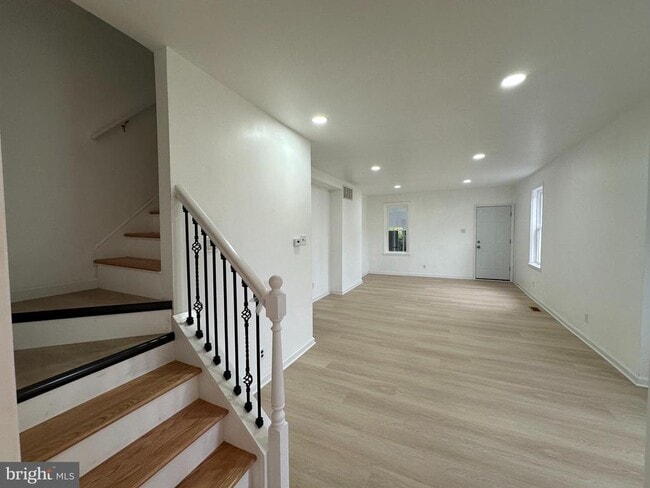 Building Photo - 489 N Church St