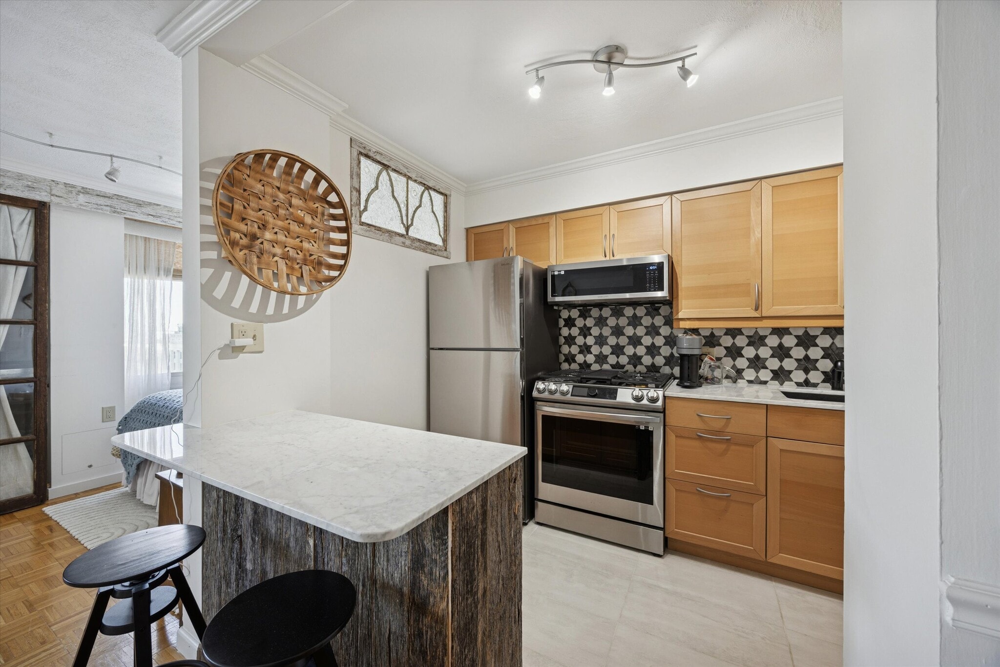 Building Photo - 604 S Washington Sq