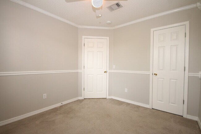 Building Photo - Spacious 3/2 Brick Home with Screened Porc...