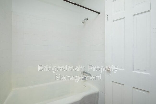 Building Photo - 325 Wallace Dr