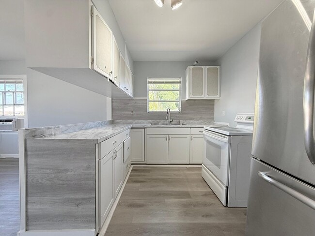 Building Photo - 1000 W Lakewood Rd