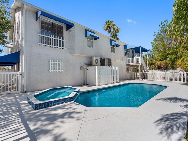 Building Photo - $500 OFF FIRST MONTHS RENT!